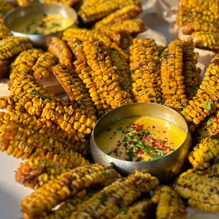 Gegrilde maïs met een schaaltje dip
